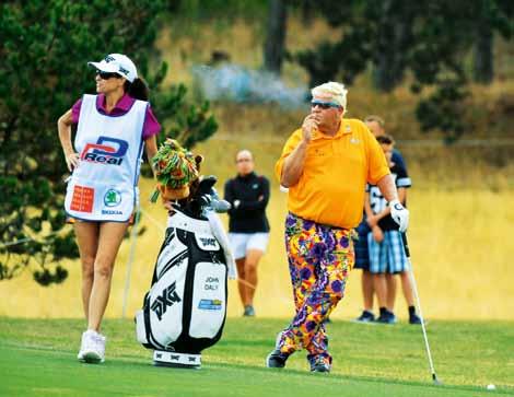 John DAL Y někdy zapojí do akce místo profesionálního caddieho přítelkyni Annu