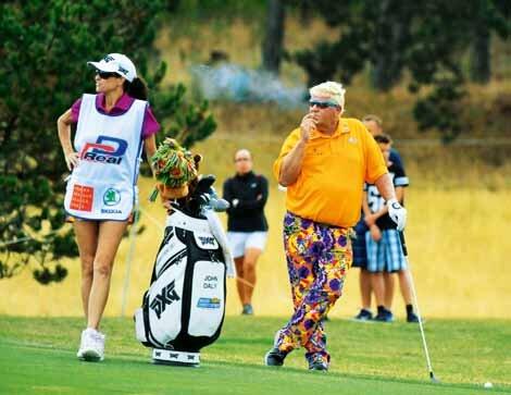 John DAL Y někdy zapojí do akce místo profesionálního caddieho přítelkyni Annu