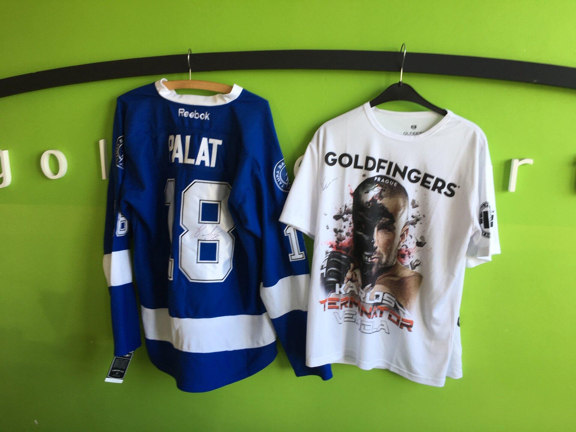 4780 První dvě ceny tomboly: podepsaný dres Ondřeje Paláta a triko Karlose Vémoly