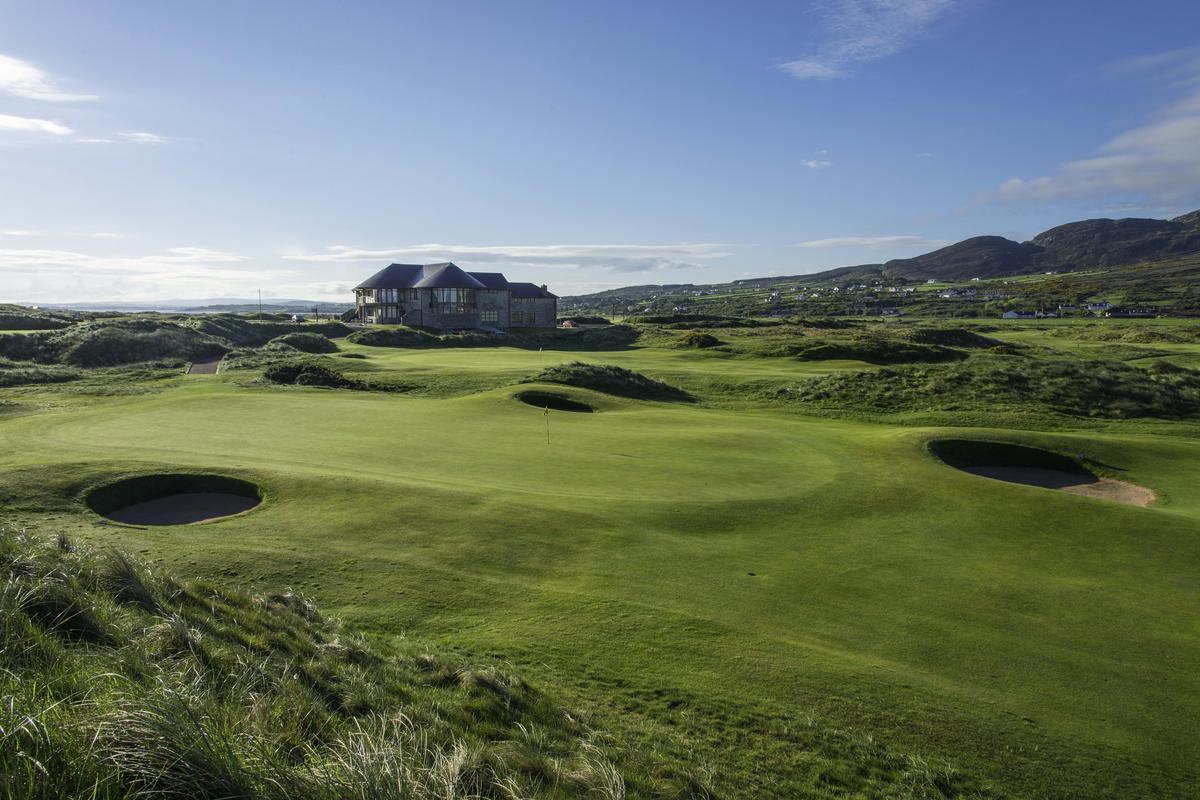 Druha_nejvetsi_Ballyliffin_18_clubhouse_eb